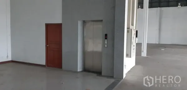 Factory for rent in Lat Krabang, Bangkok - Cargo elevator and adjacent service door on the factory floor.