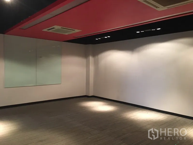 สำนักงาน ให้เช่าในHuai Khwang, Bangkok - ห้องประชุมใหญ่เพดานสีแดง มีสปอตไลต์และแอร์แบบคาสเซ็ต