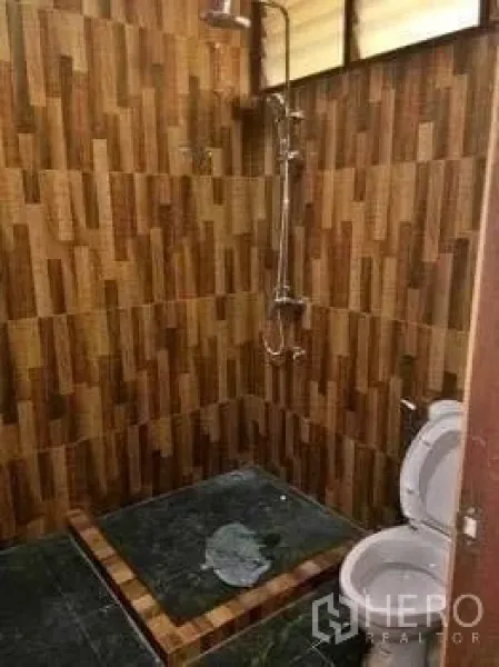 办公空间 出租在Chatuchak, Bangkok - 办公室卫浴，带淋浴区与木纹墙砖及坐便器。