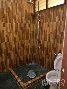 办公空间 出租在Chatuchak, Bangkok - 办公室卫浴，带淋浴区与木纹墙砖及坐便器。