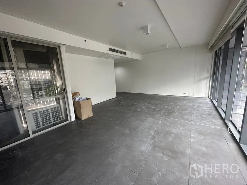 สำนักงาน ให้เช่า - โซนสำนักงานแบบเปิดมีประตูกระจกบานเลื่อนไปยังระเบียง และผนังกระจกรับแสงธรรมชาติ