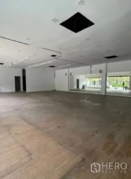 พื้นที่ขายปลีก ให้เช่าในPrawet, Bangkok - พื้นที่ค้าปลีกกว้างมีหน้าต่างบานใหญ่ ผนังกระจกเงา และเลย์เอาต์ยืดหยุ่น