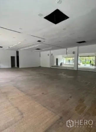 พื้นที่ขายปลีก ให้เช่าในPrawet, Bangkok - พื้นที่ค้าปลีกกว้างมีหน้าต่างบานใหญ่ ผนังกระจกเงา และเลย์เอาต์ยืดหยุ่น