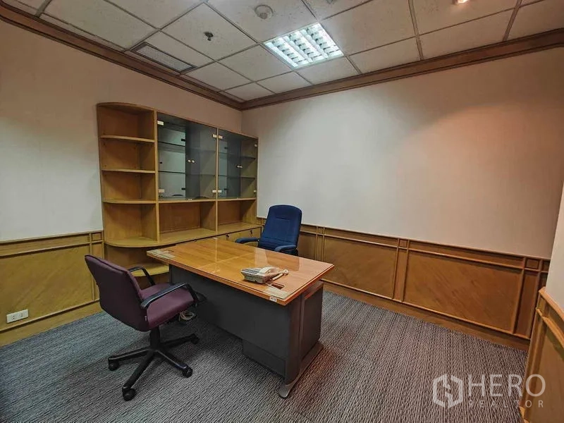 办公空间 出租在Din Daeng, Bangkok - 经理办公室，书桌、置物架与地毯地面。