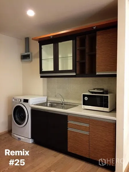 คอนโด ให้เช่าในKhlong Toei, Bangkok - ครัวขนาดกะทัดรัดพร้อมตู้กระจก อ่างล้างจาน เครื่องซักผ้า ไมโครเวฟ และตู้ลายไม้ในคอนโดกรุงเทพฯ