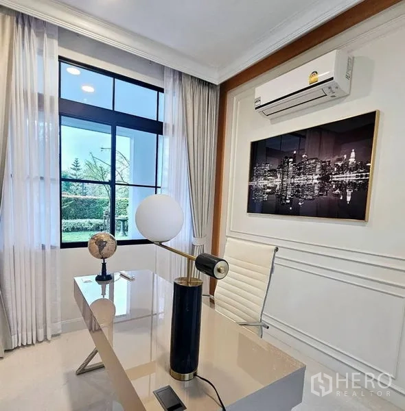 บ้าน ให้เช่าหรือขายในSaphan Sung, Bangkok - ห้องทำงานเงียบสงบ หน้าต่างบานใหญ่ โต๊ะทำงาน และภาพเมือง