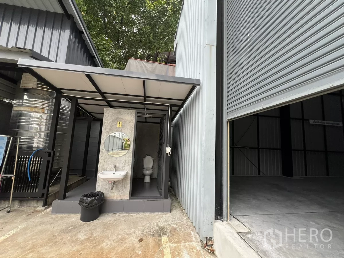 货栈 出租在Yan Nawa, Bangkok - 仓库入口旁的室外卫生间与服务区。