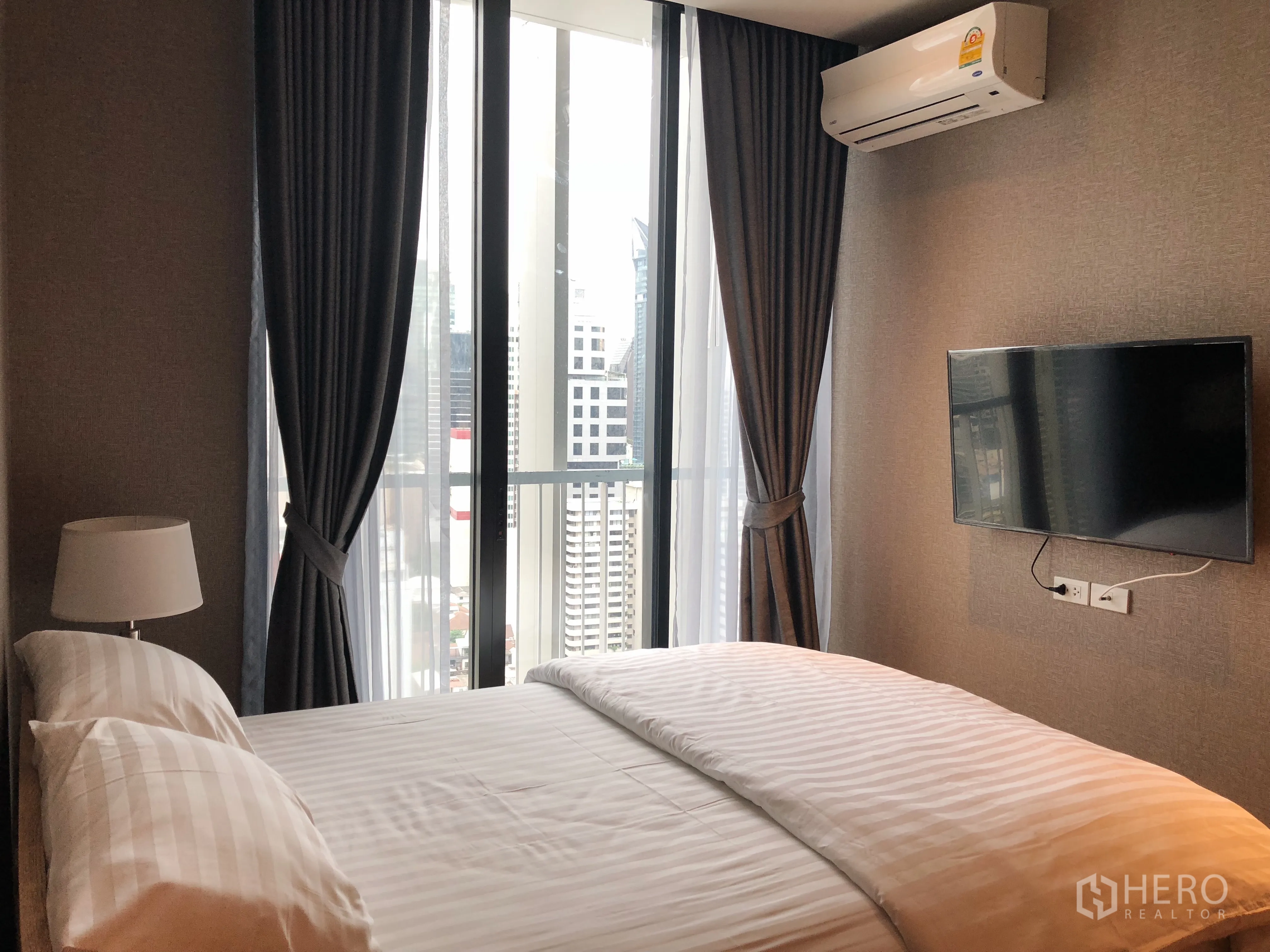 คอนโด ให้เช่าในKhlong Toei, Bangkok - ห้องนอนพร้อมหน้าต่างเต็มบาน ทีวีติดผนัง และวิวสกายไลน์เมือง