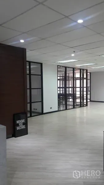 办公空间 出租在Huai Khwang, Bangkok - 开放式办公室，浅色木地板与玻璃隔断会议室，吊顶灯光充足。