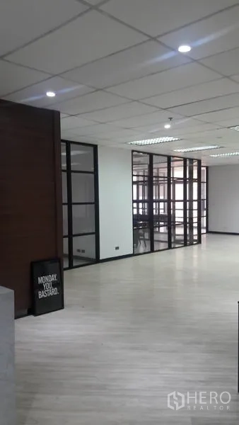 办公空间 出租在Huai Khwang, Bangkok - 开放式办公室，浅色木地板与玻璃隔断会议室，吊顶灯光充足。