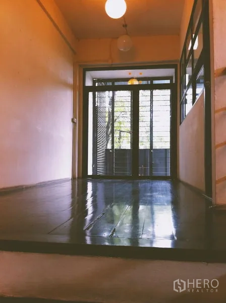 สำนักงานที่บ้าน ให้เช่าในChatuchak, Bangkok - โถงทางเดินพื้นไม้ขัดมัน เชื่อมสู่ประตูกระจกและระเบียง