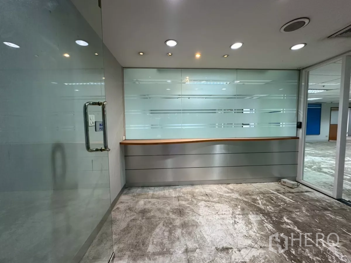 สำนักงาน ให้เช่าในKhlong Toei, Bangkok - มุมมองใกล้ของโถงต้อนรับผนังกระจก กระจกฝ้าและมือจับโลหะ