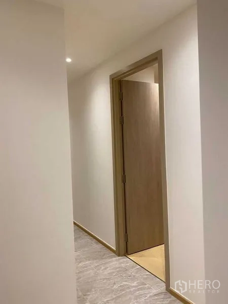 คอนโด ขายในDin Daeng, Bangkok - โถงทางเดินพื้นกระเบื้องสีอ่อน นำสู่ประตูไม้