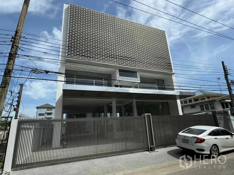 สำนักงานที่บ้าน ให้เช่าหรือขาย - ภาพด้านหน้าอาคารสมัยใหม่ หน้ากากอิฐช่องลมและประตูรั้ว