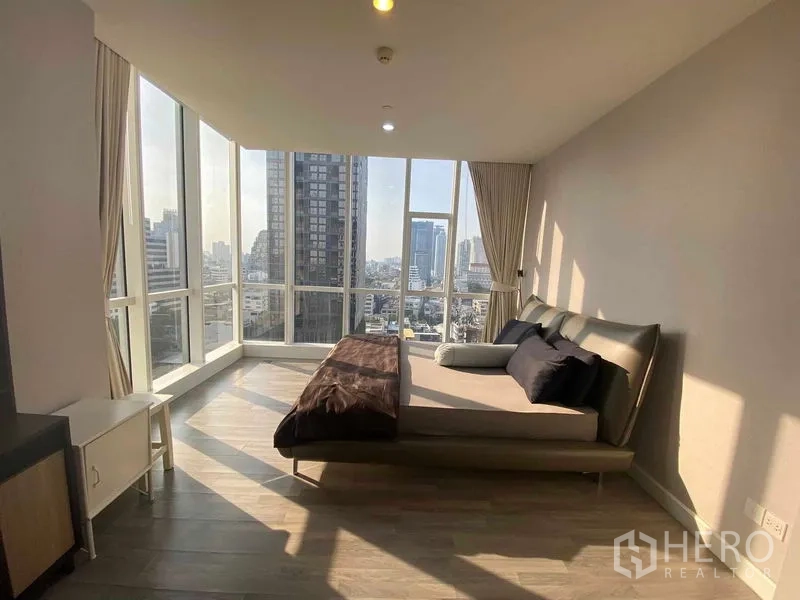 คอนโด ให้เช่าหรือขายในBang Rak, Bangkok - ห้องนอนใหญ่กว้างมุมห้อง หน้าต่างรอบด้านพร้อมวิวเมือง