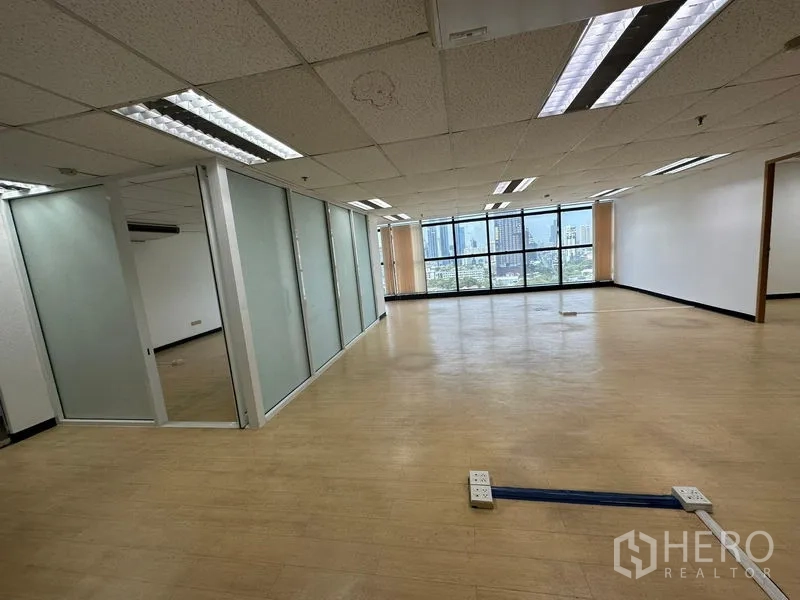 办公空间 出租 - 开放式工作区，配多间磨砂玻璃隔间与全景城市窗。