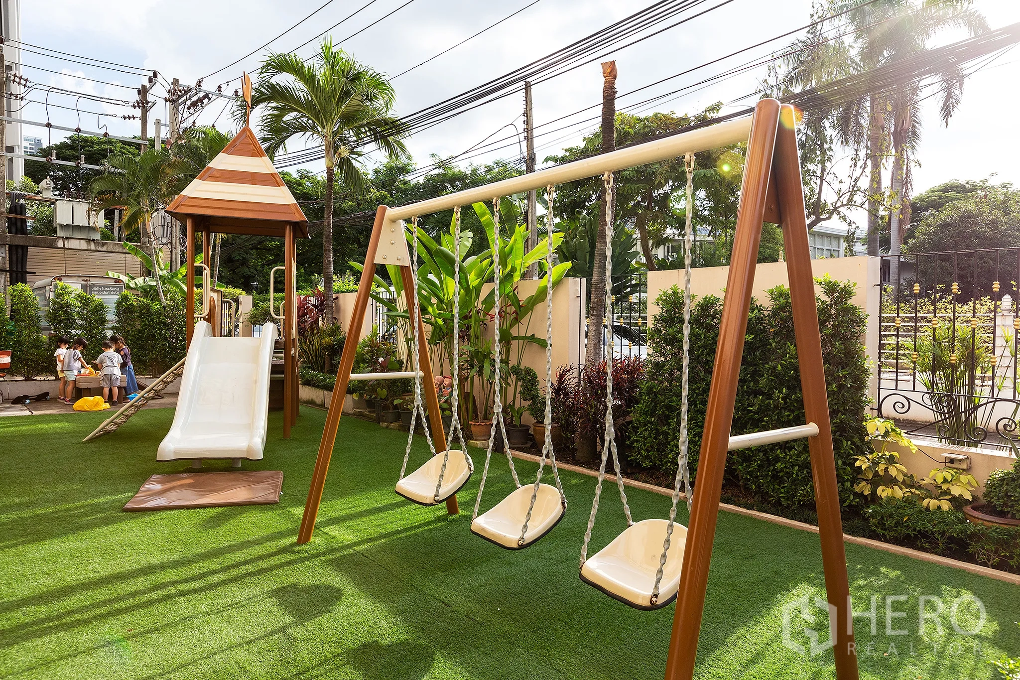 อพาร์ทเมนท์ ให้เช่าในRatchathewi, Bangkok - สนามเด็กเล่นกลางแจ้ง มีชิงช้าและสไลเดอร์ ท่ามกลางสวนทรอปิคัล
