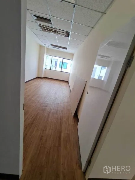 สำนักงาน ให้เช่าในWatthana, Bangkok - ห้องทำงานส่วนตัวรูปทรงยาว มีหน้าต่างรับแสงปลายห้อง พื้นลายไม้