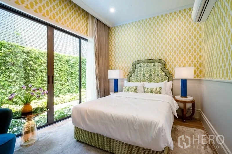 บ้าน ขายในBang Kapi, Bangkok - ห้องนอนวิวสวน ประตูกระจกบานเลื่อน วอลล์เปเปอร์ลายกราฟิก และโคมไฟหัวเตียง