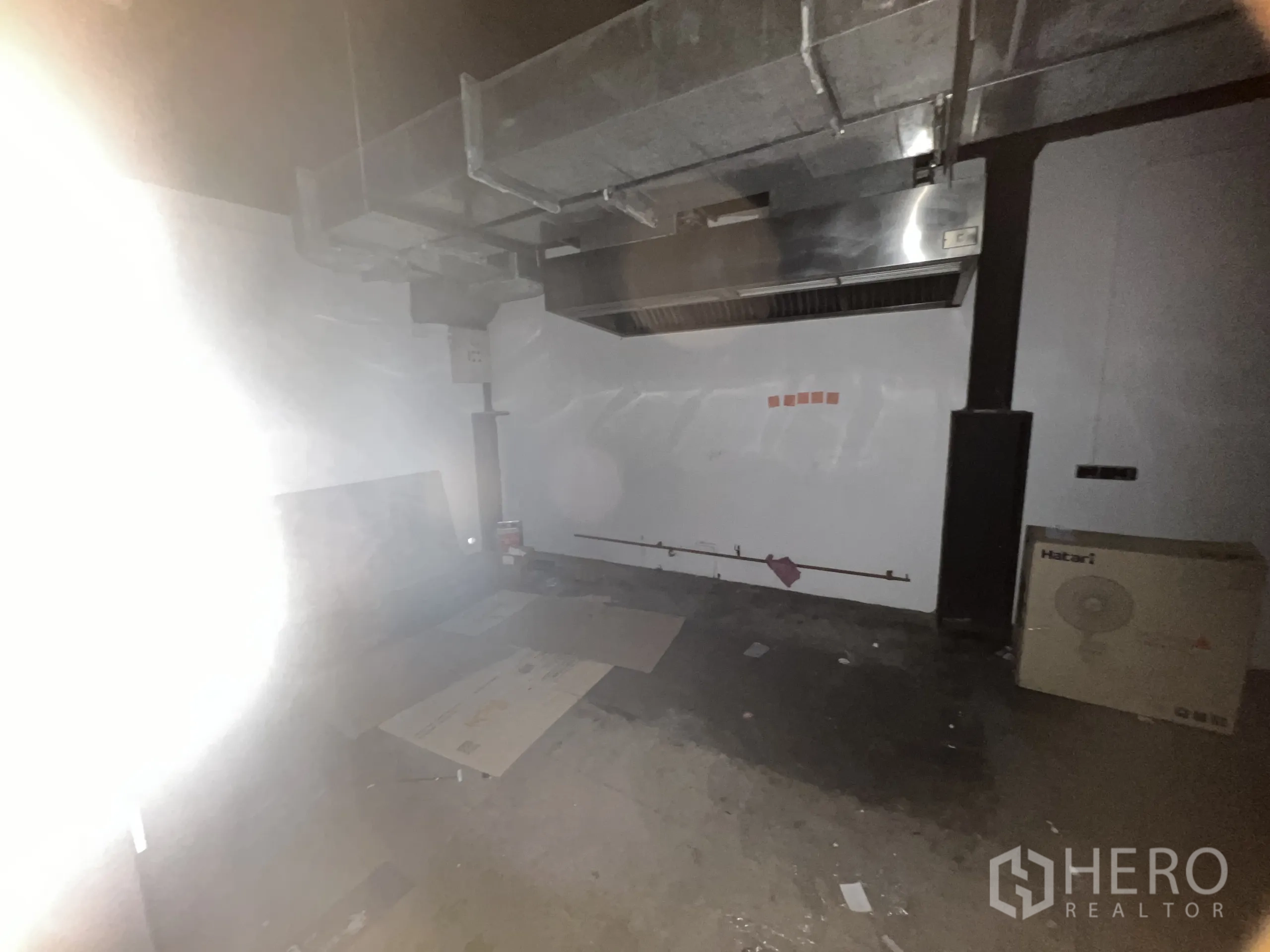 零售空间 出租在Watthana, Bangkok - 空置厨房，带排烟罩与外露风管。