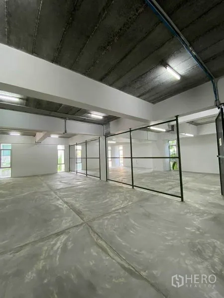 สำนักงานที่บ้าน ให้เช่าในBangkok Noi, Bangkok - พื้นที่สไตล์โกดัง พื้นคอนกรีต เพดานสูง กั้นตาข่ายโลหะ