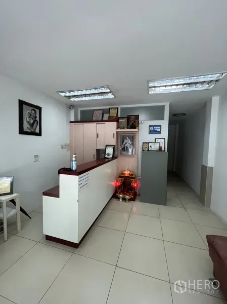 อาคารพาณิชย์ ให้เช่าในKhlong Toei, Bangkok - พื้นที่ต้อนรับชั้นล่าง เคาน์เตอร์สีขาว ไฟฟลูออเรสเซนต์ พื้นกระเบื้อง