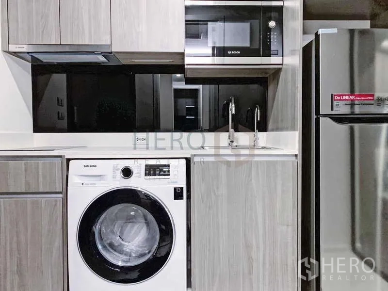คอนโด ขาย - ครัวขนาดกะทัดรัดพร้อมเครื่องซักผ้า ไมโครเวฟ และตู้เย็น