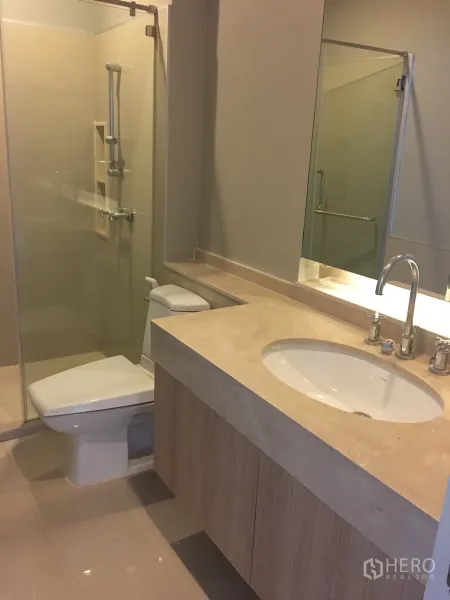 คอนโด ให้เช่าในWatthana, Bangkok - ห้องน้ำโมเดิร์นพร้อมตู้กระจกอาบน้ำและเคาน์เตอร์หิน