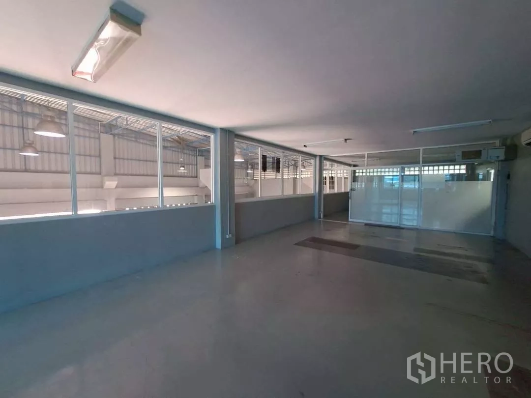 Warehouse for rent in Suan Luang, Bangkok - Large mezzanine office with windows facing the production area.