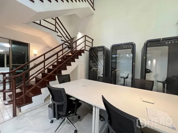 ทาวน์เฮาส์ ให้เช่าในWatthana, Bangkok - โถงบันไดไม้เงาพร้อมตู้คูหาโทรศัพท์ส่วนตัวสามตู้