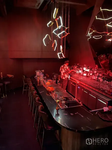 店屋 出租在Watthana, Bangkok - 昏暗的吧台，黑色大理石台面与雕塑感吊灯