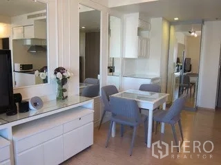 คอนโด ให้เช่าในKhlong Toei, Bangkok - มุมรับประทานอาหารโต๊ะ 4 ที่นั่ง ผนังกระจก และตู้บิลท์อิน