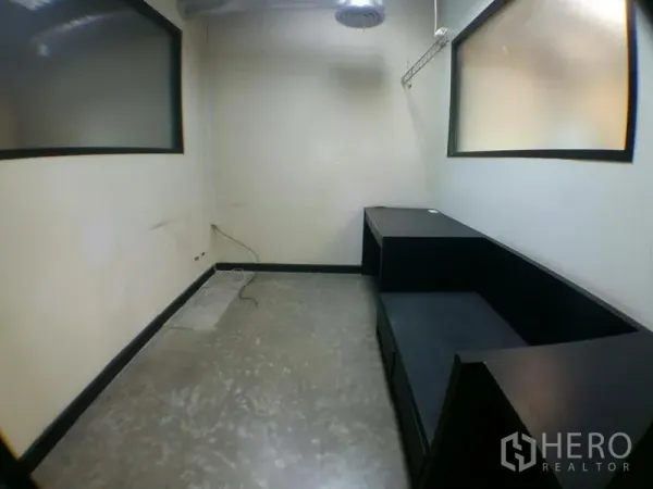 办公空间 出租在Phra Khanong, Bangkok - 紧凑私密房间，黑色内置柜与磨砂窗。