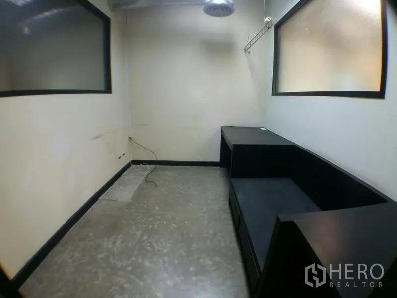 办公空间 出租在Phra Khanong, Bangkok - 紧凑私密房间，黑色内置柜与磨砂窗。