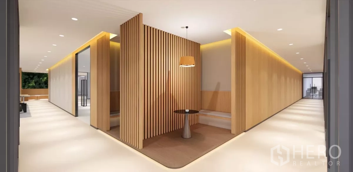 สำนักงาน ให้เช่าในHuai Khwang, Bangkok - โถงทางเดินพร้อมม้านั่งบิวท์อินไม้และโคมไฟเพดาน ไฟซ่อนให้แสงอบอุ่น