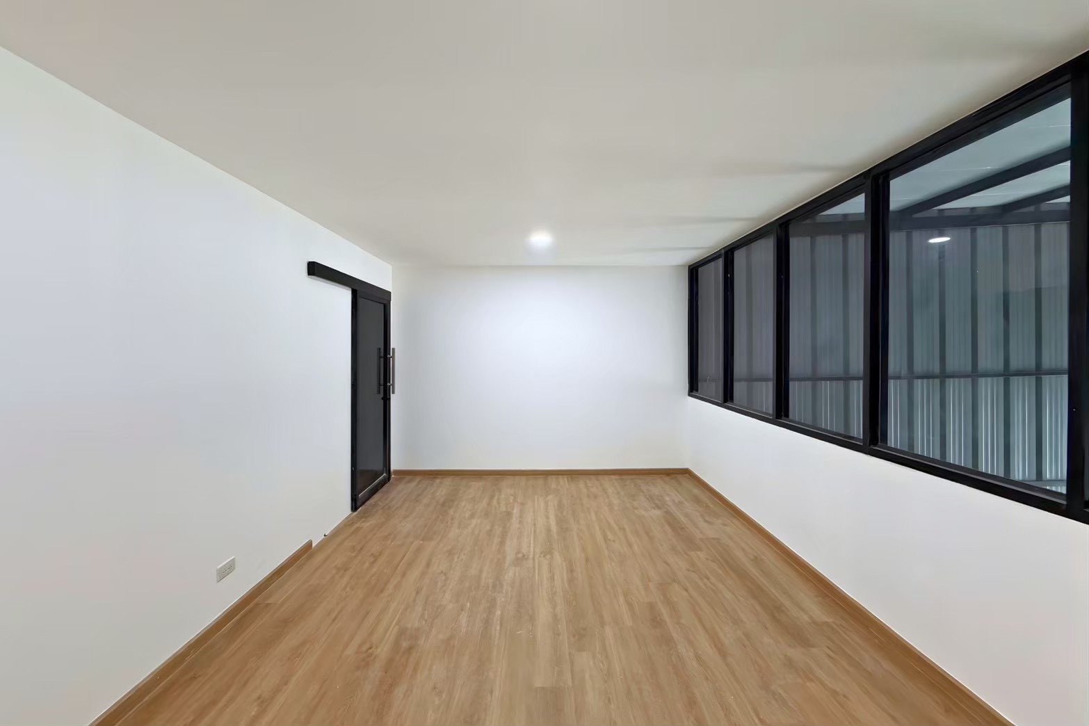 คลังสินค้า ให้เช่าในBang Phli, Samut Prakan - ออฟฟิศชั้นลอยพื้นลายไม้ ประตูกระจกบานเลื่อน พร้อมช่องหน้าต่างมองลงโกดัง