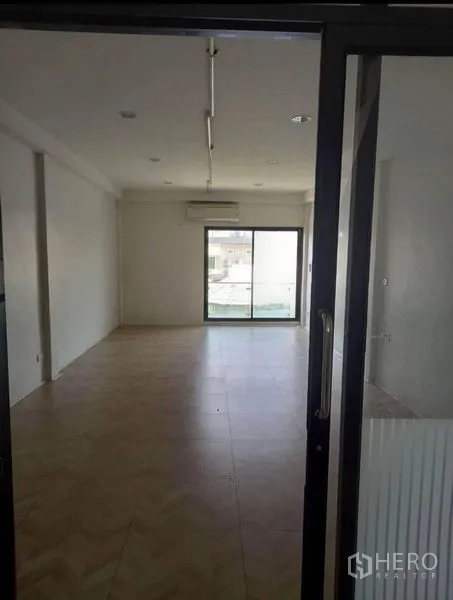 带办公室的家 出租在Chatuchak, Bangkok - 宽敞办公室，配空调，推拉门通向阳台