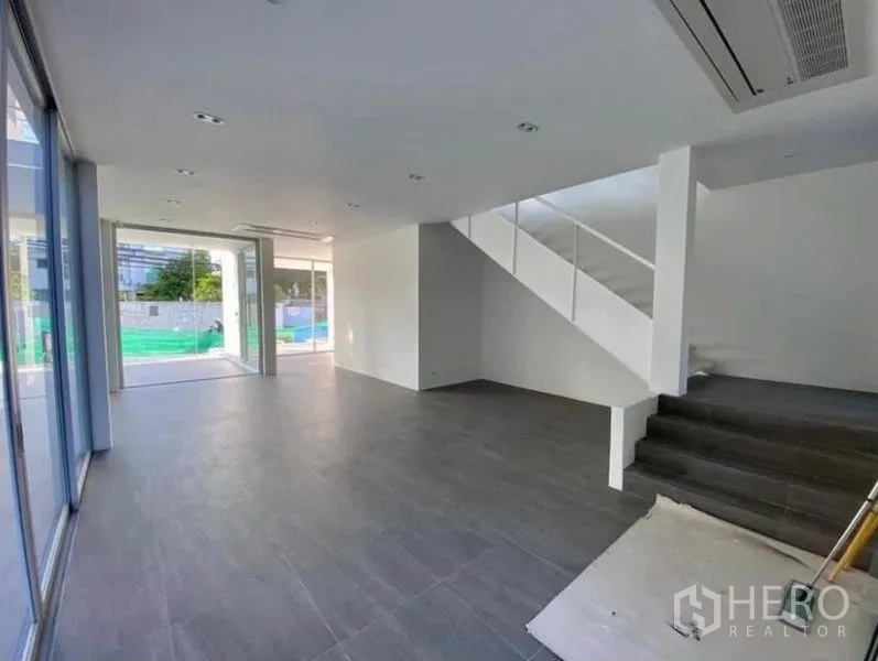 สำนักงานที่บ้าน ให้เช่าในYan Nawa, Bangkok - ฮอลล์โล่งพื้นกระเบื้องสีเทา ไฟดาวน์ไลต์ มองเห็นสวนด้านหน้า