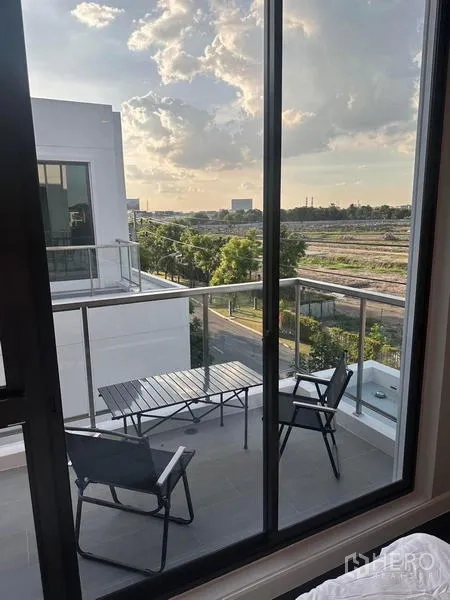 บ้าน ให้เช่าในSaphan Sung, Bangkok - เทอเรซชั้นบน ราวกระจก มองเห็นวิวสีเขียวยามพระอาทิตย์ตก