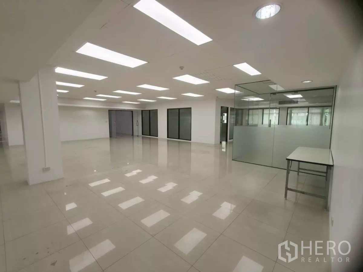 สำนักงาน ให้เช่าในChatuchak, Bangkok - โถงทำงานโล่ง มีห้องประชุมกระจกและไฟเพดานจำนวนมาก