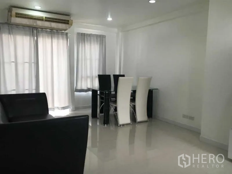 联排别墅 出售在Wang Thonglang, Bangkok - 用餐区，黑白餐椅与充足采光