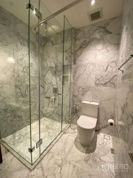 คอนโด ให้เช่าหรือขายในWatthana, Bangkok - ห้องน้ำหินอ่อน มุมฝักบัวกระจกแบบวอล์กอิน และโถสุขภัณฑ์สมัยใหม่