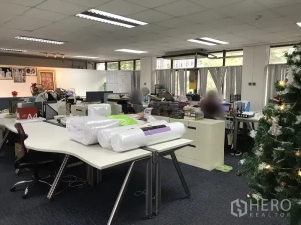 办公空间 出租在Khlong Toei, Bangkok - 已布置的开放办公区，模块化桌组、办公设备与地毯砖，格栅灯顶。