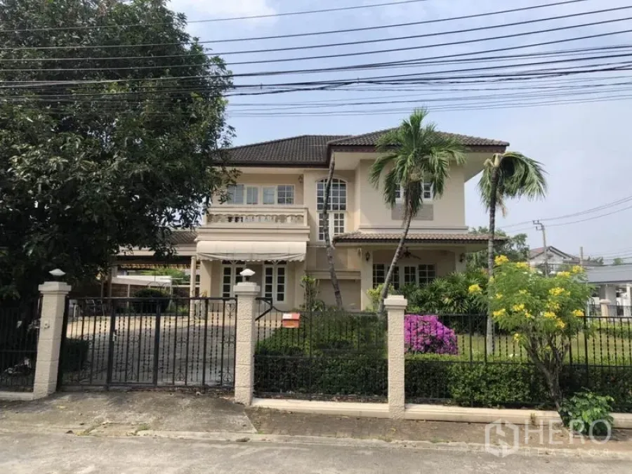 独立式住宅 出租 - 曼谷Bang Na两层独栋住宅，带前院围栏与热带花园。