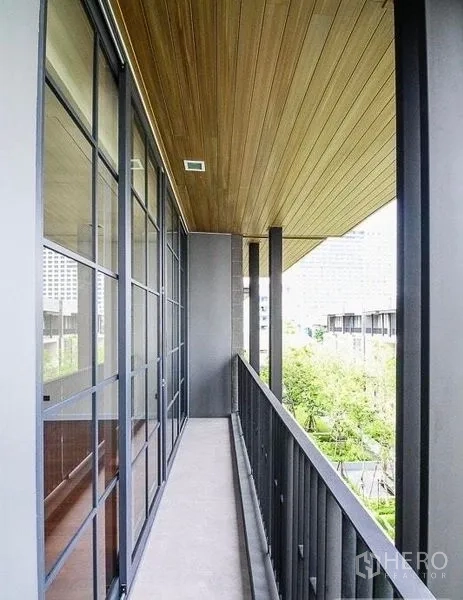 ทาวน์เฮาส์ ให้เช่าในWatthana, Bangkok - ระเบียงยาวฝ้าไม้ มองเห็นสวนและวิวเมือง