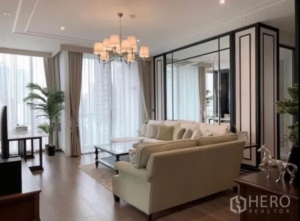 คอนโด ให้เช่าในKhlong Toei, Bangkok - พื้นที่นั่งเล่นสว่าง ผนังกระจกเงา โต๊ะกลางกระจก พื้นไม้ และผ้าม่านสูง