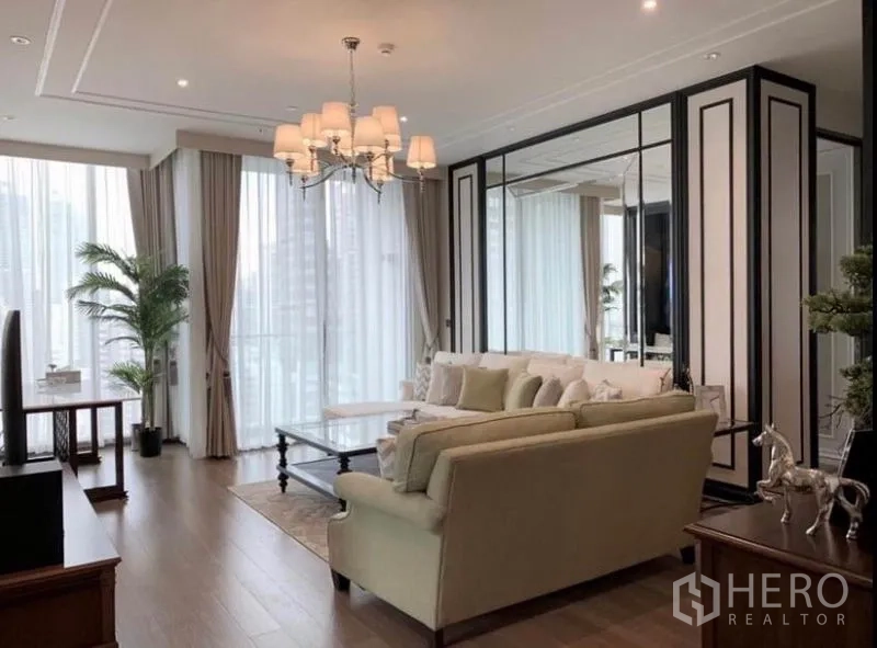 คอนโด ให้เช่าในKhlong Toei, Bangkok - พื้นที่นั่งเล่นสว่าง ผนังกระจกเงา โต๊ะกลางกระจก พื้นไม้ และผ้าม่านสูง