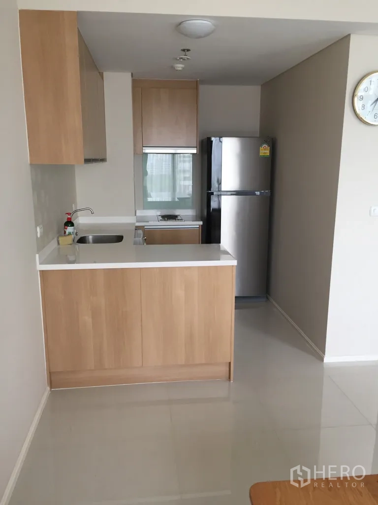 คอนโด ให้เช่าในRatchathewi, Bangkok - ครัวสมัยใหม่ เคาน์เตอร์สีขาว ซิงก์ เตา เครื่องดูดควัน ตู้เย็น และตู้เก็บของลายไม้