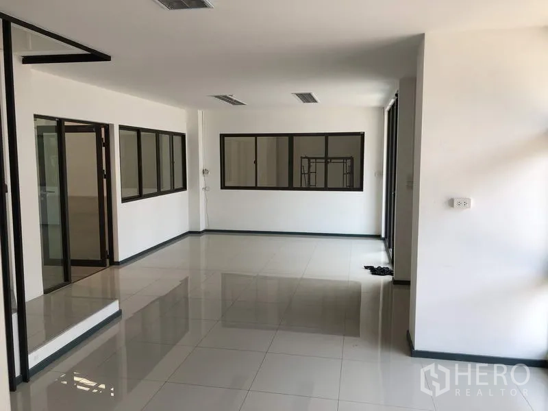 工厂 出租或出售在Pathum Thani - 二层办公室，设大窗与玻璃门。