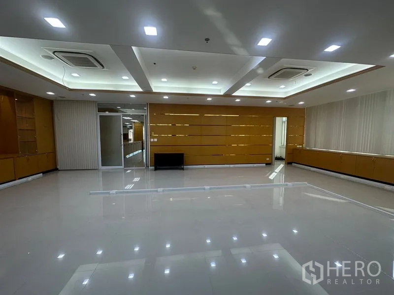 Office Space for rent in Suan Luang, Bangkok - Large hall-style office area with coffered ceiling, recessed lighting and cassette air-con.